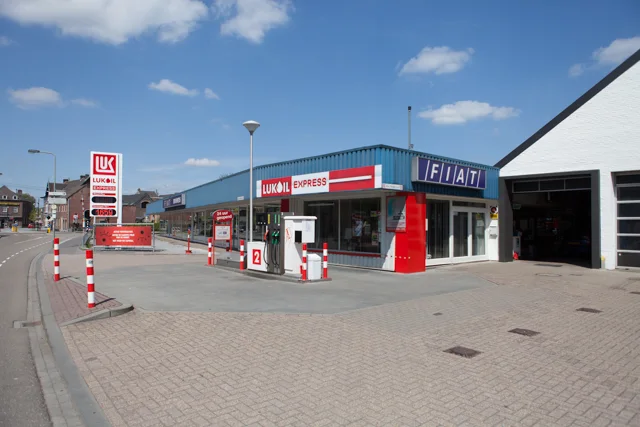 Ons pand aan de Ingenieur Rocourstraat: tankstation, showroom en werkplaats
