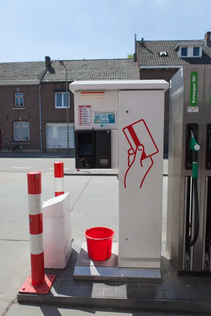 De betaalautomaat van het tankstation